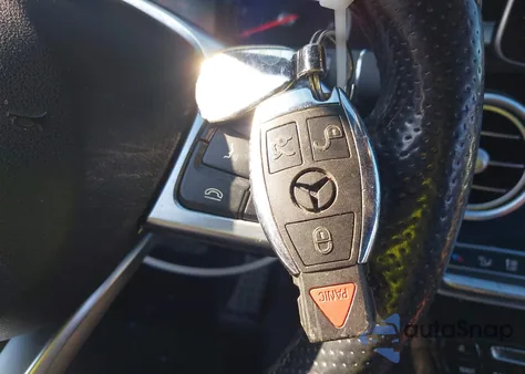 2017 Mercedes-Benz C 300 4Matic z USA, uszkodzony, nr VIN WDDWJ4KB5HF400616